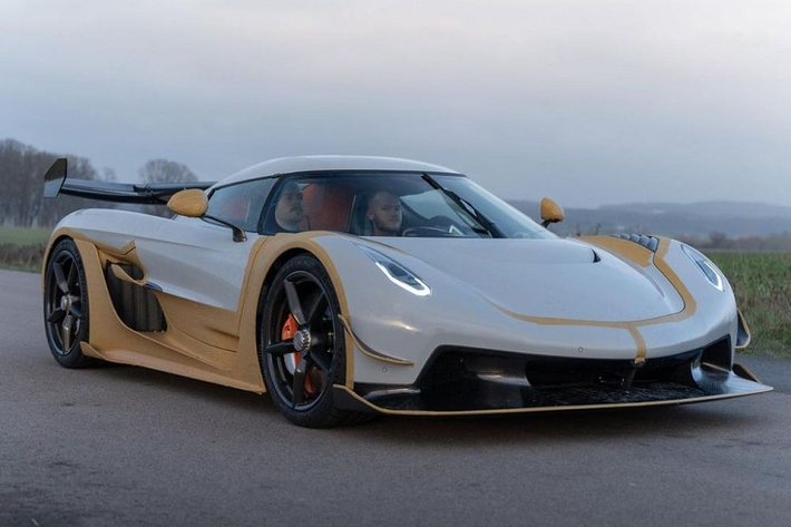 Ra mắt tại triển lãm Geneva Motor Show 2019, siêu xe Koenigsegg Jesko là mẫu xe kế nhiệm của siêu phẩm Agera, vốn đã ngừng sản xuất vào năm 2018. Hãng xe Thụy Điển chỉ sản xuất đúng 125 chiếc Jesko, bao gồm cả phiên bản Absolut. Mức giá xe Koenigsegg Jesko khoảng 3 triệu USD (khoảng hơn 72 tỷ đồng) và tất cả đều đã được đặt mua ngay tại thời điểm ra mắt.