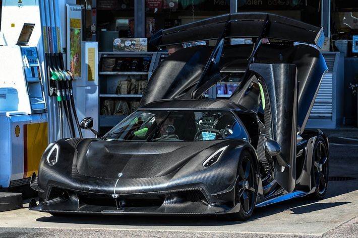 Công suất mạnh mẽ của chiếc hypercar được truyền dẫn trực tiếp với hộp số đa ly hợp 9 cấp được phát triển bởi chính Koenigsegg, giúp người lái tối ưu hóa việc chuyển số chủ động khi tăng tốc.