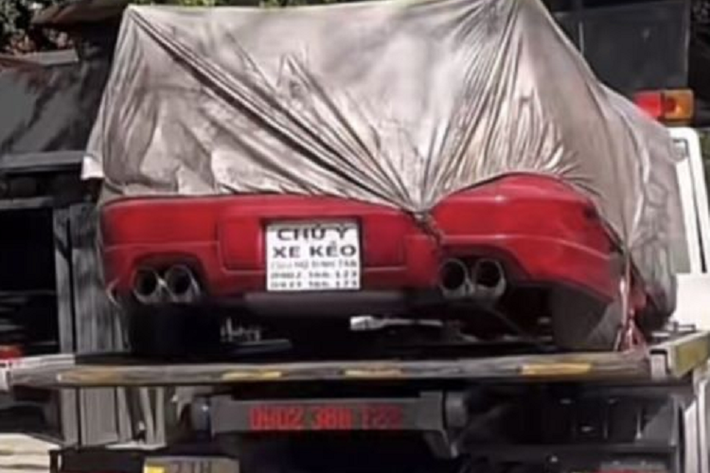 Dù chiếc xe nhìn khá bụi bặm và có vẻ đã rất lâu rồi không sử dụng, nhưng nhiều người vẫn nhìn ra đây là chiếc siêu xe Pontiac Firebird đời cũ. Được biết, chủ nhân của đoạn video ngay sau 72 giờ đàm phán với gia đình đã nhanh tay chốt ngay chiếc siêu xe với giá đúng bằng 20 cây vàng.