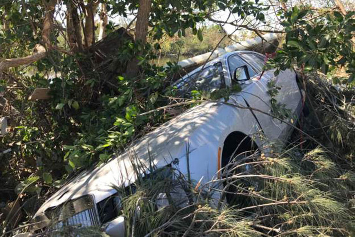 Siêu bão Ian với sức gió lên đến gần 250 km/h đã đổ bộ vào bờ biển phía Tây Nam của bang Florida, Mỹ vào chiều ngày 28/9/2022 đã khiến các con đường cũng như hầm đỗ xe ở các khu trung tâm thương mại, chung cư biến thành sông.