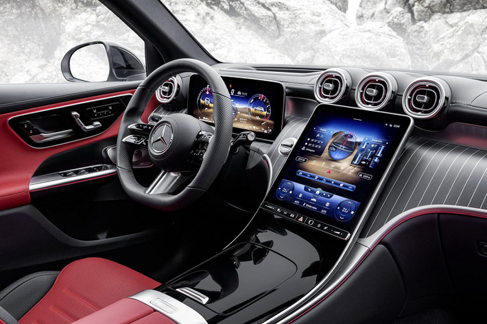 Ở cấp độ cao hơn là bản Mercedes-Benz GLC 400 e 4MATIC có giá 74.922 euro (tương đương 1,77 tỷ đồng), cũng dùng mô-tơ điện giống như bản GLC 300 e 4MATIC nhưng phần động cơ xăng 4 xy-lanh 2.0L mạnh hơn với công suất lên đến 252 mã lực (185 kW), mô-men xoắn cực đại 400 Nm. Nhờ đó, tổng công suất đạt 381 mã lực (280 kW), mô-men xoắn cực đại 650 Nm.