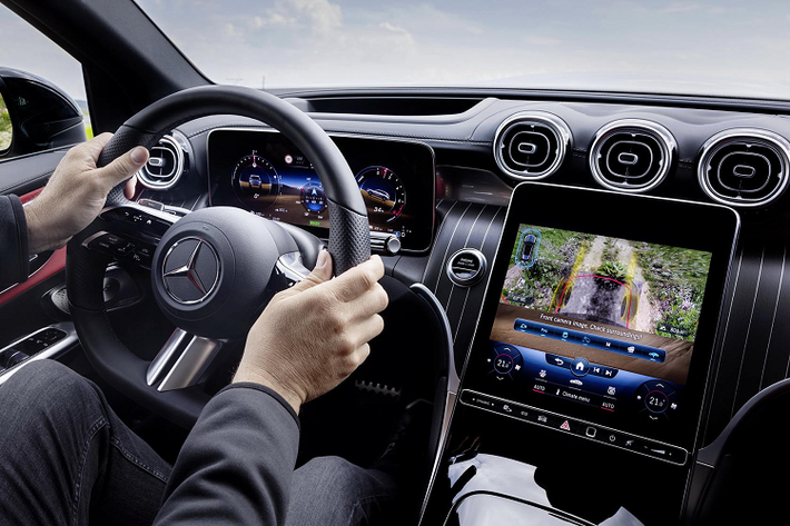 Trong khi đó, bản máy dầu hybrid-nhẹ mới được giới thiệu thêm là GLC 300 d 4MATIC có giá 70.680 euro (tương đương 1,67 tỷ đồng). Động cơ diesel 2.0L có công suất 269 mã lực (198 kW), mô-men xoắn cực đại 550 Nm được sự hỗ trợ của bộ đề ISG 48 volt có thể bổ sung thêm công suất 23 mã lực (17 kW) và mô-men xoắn cực đại 200 Nm nữa.