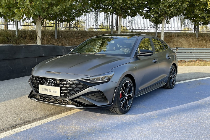 liên doanh Beijing Hyundai vừa chính thức trình làng mẫu xe Lafesta N Line mới ở thị trường Trung Quốc. Đây chính là phiên bản mang phong cách thể thao của dòng sedan hạng C Hyundai Lafesta 2023 mới chỉ dành riêng cho Trung Quốc. Ở thị trường tỷ dân này, Hyundai Lafesta vốn được định vị cao hơn Elantra và thấp hơn Sonata.