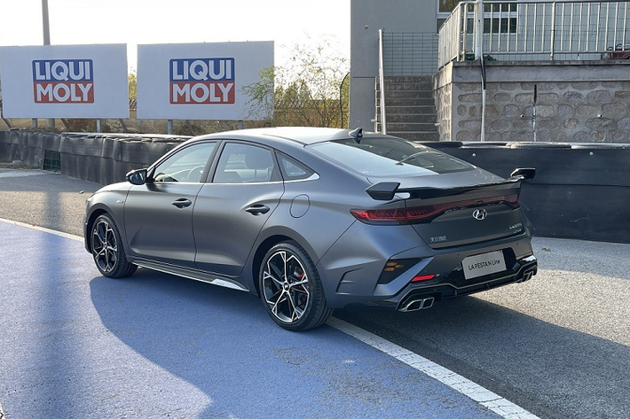 Tuy được định vị cao hơn Elantra nhưng Hyundai Lafesta 2023 trên thực tế lại có kích thước nhỏ hơn. Cụ thể, xe sở hữu chiều dài 4.690 mm, chiều rộng 1.790 mm, chiều cao 1.425 mm và chiều dài cơ sở 2.700 mm.