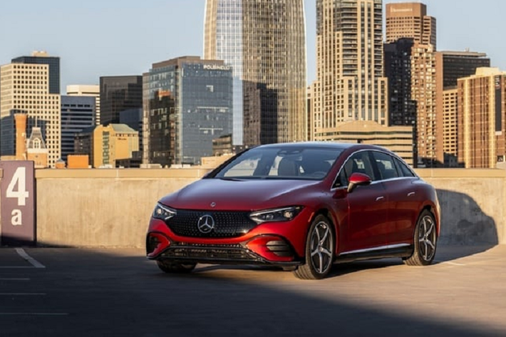 Mercedes-Benz EQE Sedan 2023 mới được ví như một chiếc E-Class chạy điện thế hệ mới. Mẫu xe "đàn em" của EQS vừa chính thức công bố phiên bản và giá bán tại thị trường Mỹ. Cụ thể mức giá xe Mercedes EQE Sedan 2023 khởi điểm 76.050 USD (1,88 tỷ đồng)