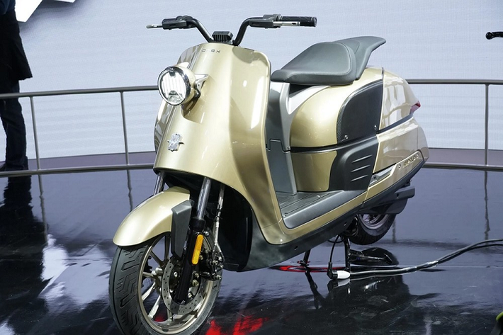 Mẫu xe ga MV Agusta Ampelio 2023 mới, tân binh nhà MV Agusta lấy cảm hứng thiết kế từ những mẫu scooter trong quá khứ như CGT và Ovunque. Hãng MV Agusta đã thuê nhà thiết kế người Nga Maksim Ponomarev để tái hiện hình ảnh của những mẫu scooter thập niên '70 theo phong cách hiện đại.