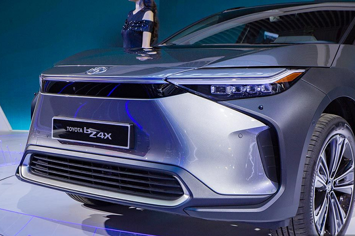 Theo công bố của nhà sản xuất, Toyota bZ4X có chiều dài 4.690 mm, chiều rộng 1.860 mm, chiều cao 1.650 mm và chiều dài cơ sở 2.850 mm. Tổng thể thiết kế của Toyota bZ4X khá tối giản nhưng không hề mất đi vẻ hiện đại và tương lai