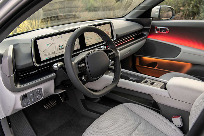 Khách hàng cũng có thể cập nhật qua mạng các thông tin cho Ioniq 6, cho phép Hyundai cập nhật và cải thiện nhiều cài đặt và tính năng khác nhau của xe, chẳng hạn như phản ứng chân ga và độ nhạy của tay lái.