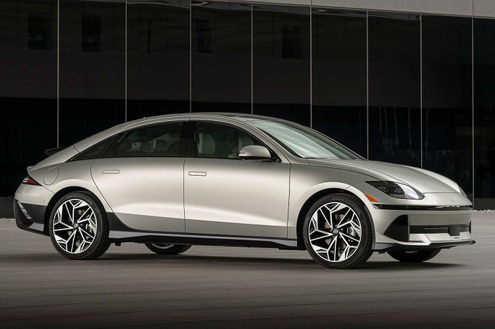 Hyundai Ioniq 6 2023 mới trông giống hệt chiếc xe mà nhà sản xuất ôtô Hàn Quốc đã ra mắt vào đầu năm nay, nhưng mẫu xe dành cho thị trường Bắc Mỹ có một điểm khác biệt nhỏ.