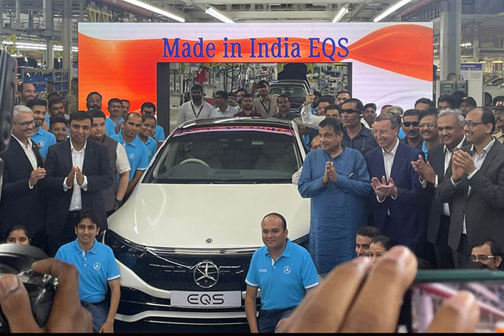 Tại thị trường Ấn Độ, giá xe Mercedes-Benz EQS 580 4Matic 2022 có mức bán ra từ 188.153 USD (khoảng 4,32 tỷ đồng). Dự kiến, khi được xuất khẩu sang các nước châu Á, mức giá xe sẽ rẻ hơn khá nhiều so với việc nhập khẩu trực tiếp từ Đức.