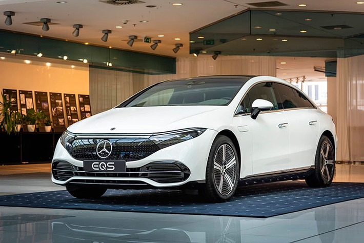 "Mercedes-Benz EQS 580 4Matic chạy điện đầu tiên của chúng tôi ở Ấn Độ và sẽ đóng vai trò quan trọng trong việc thúc đẩy các kế hoạch EV đầy tham vọng của chúng tôi cho thị trường” - Giám đốc điều hành Mercedes-Benz Ấn Độ, ông Martin Schwenk, cho biết.