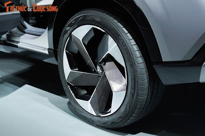 Về trang bị an toàn, xe có lợi thế khoảng sáng gầm cao, được trang bị cùng với bốn chế độ lái (Bình thường, Đường sỏi đá, Đường bùn lầy, và Đường trơn trượt).