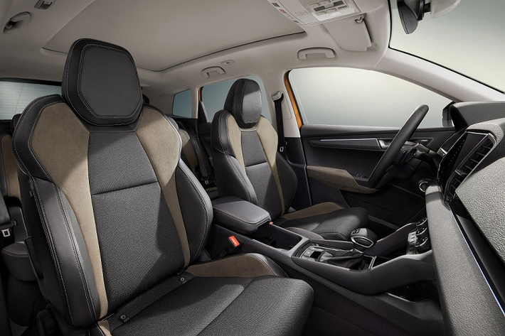 Bên trong Skoda Karoq là không gian nội thất 5 chỗ ngồi. Bước vào bên trong mẫu xe này, người lái sẽ bắt gặp những trang bị đáng chú ý như vô lăng 2 chấu tích hợp phím chức năng, bảng đồng hồ kỹ thuật số 8 inch hoặc 10,25 inch, hệ thống điều hòa tự động 3 vùng, hệ thống đèn viền chiếu sáng mặt táp-lô, tapi cửa và ghế sau cũng như ghế phụ lái chỉnh điện, nhớ vị trí.