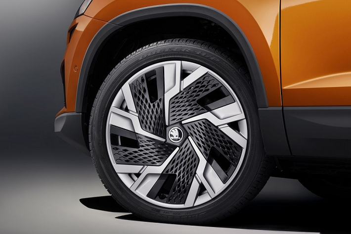 Đây là mẫu xe thứ 2 của Skoda được đặt tên theo tiếng Aleut, sau Kodiaq. Được phát triển dựa trên cơ sở gầm bệ MQB của tập đoàn Volkswagen, Skoda Karoq sở hữu chiều dài 4.382 mm, chiều rộng 1.841 mm, chiều cao 1.603 - 1.614 mm và chiều dài cơ sở 2.638 mm. So với các mẫu SUV cỡ C đang bán tại Việt Nam như Honda CR-V, Mazda CX-5 và Hyundai Tucson, mẫu xe này có chiều dài cơ sở nhỏ hơn đáng kể.