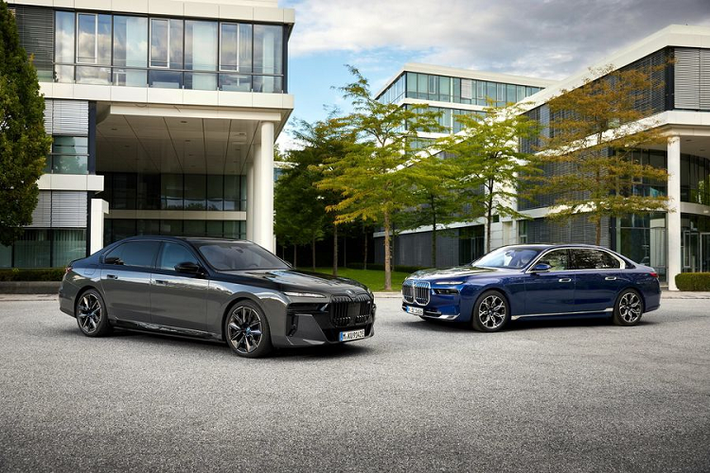 Dải sản phẩm BMW 7-Series hạng sang đang ngày càng được mở rộng khi mới đây hãng xe xứ Bavaria đã bổ sung 2 biến thể plug-in hybrid mới và nâng cấp động cơ diezel ở châu Âu và một số thị trường nhất định trên toàn cầu.