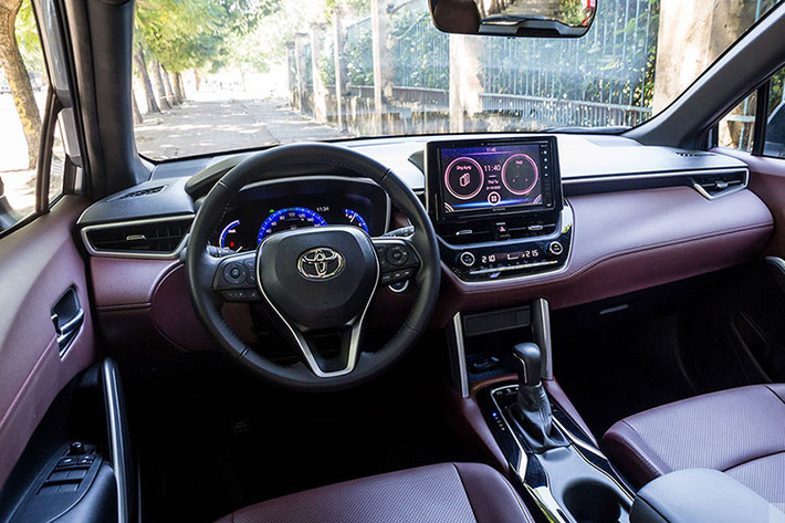 Thiết kế của Corolla Cross được đánh giá cao với phong cách trẻ trung hiện đại nhưng vẫn mang đến cảm giác chắc chắn đậm chất Toyota. Xe sở hữu 2 tuỳ chọn động cơ bao gồm: Động cơ xăng 1.8L cho công suất tối đa 138 mã lực, mô men xoắn tối đa 172 Nm.