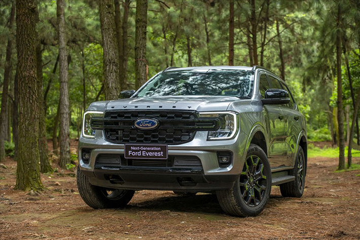 6. Ford Everest (1,099 – 1,452 tỷ đồng) Với nhiều ưu điểm như thiết kế bảnh bao, hệ thống khung gầm chắc chắn, nội thất tiện nghi, động cơ mạnh mẽ và nhiều tính năng mang đến sự thoải mái, an toàn, Ford Everest là một trong những chiếc SUV gia đình đáng để sở hữu nhất hiện nay. Không những vậy, Everest mới còn là sự lựa chọn lý tưởng nhất dành cho những ai đang tìm kiếm một chiếc xe có khả năng off-road bất cứ lúc nào.