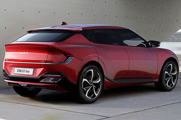Với chiếc Kia EV6 GT 2023, hãng không tiết lộ khi xe còn dưới 70% pin sẽ bị giảm công suất cực đại xuống bao nhiêu, nhưng khả năng vận hành của xe khi pin ở trên mức đó thì cực kỳ ấn tượng. Hãng Kia cho biết, EV6 GT có khả năng tăng tốc chẳng hề kém cạnh gì so với các mẫu xe thể thao tốc độ cao.