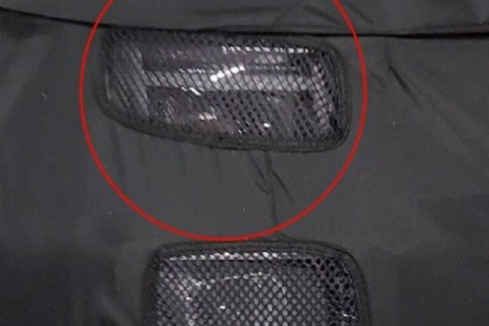 Cụ thể, dải đèn LED định vị ban ngày của xe được thiết kế hình chữ "H", tương tự Hyundai SantaFe thế hệ mới, và nằm phía trên. Có vẻ như đây sẽ là chi tiết thiết kế đặc trưng mới của xe Hyundai trong tương lai. Bên dưới là cụm đèn pha được thiết kế vuông vức.