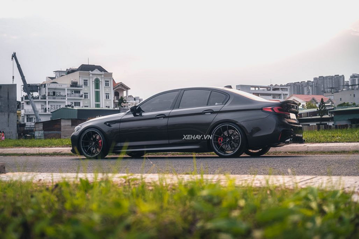 Chưa hết, BMW 530i G30 tại Sài Gòn này còn được chủ nhân nâng cấp “dàn chân” với bộ mâm kích thước 20 inch đến từ thương hiệu Rays. Nhằm tăng thêm độ an toàn và cứng cáp hơn cho “dàn chân”, chiếc xe thể thao được trang bị bộ phanh hiệu năng cao M.