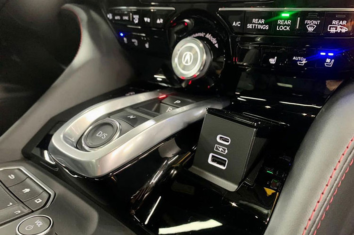 Chưa hết, chiếc SUV hạng sang còn có tính năng CabinTalk, giúp việc nói chuyện giữa các hàng ghế dễ dàng hơn. Xe có 7 chỗ ngồi, và ghế giữa của hàng ghế thứ hai có thể tháo rời để biến thành hàng ghế thương gia. Ghế lái chỉnh điện và có khả năng nhớ 3 vị trí.