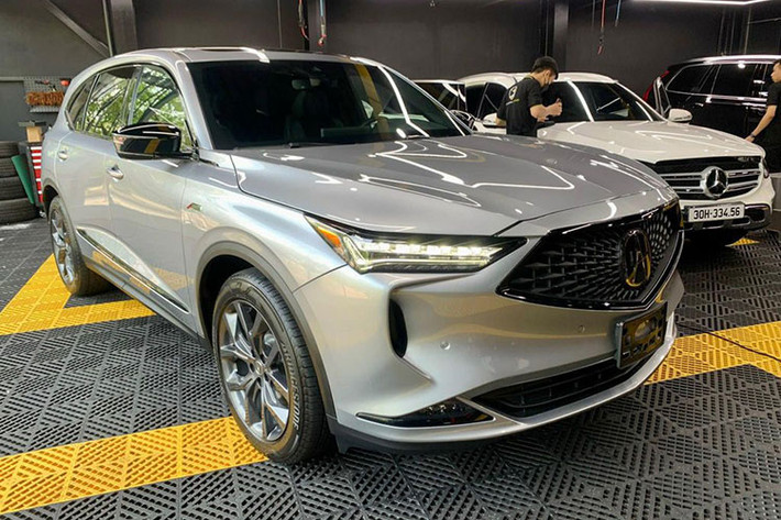 Tất cả các biến thể của MDX 2022 đều sử dụng động cơ V6 3.5L đi kèm với hộp số tự động 10 cấp. Động cơ này cho công suất 290 mã lực và mô-men xoắn 362 Nm, kết hợp với hộp số tự động 10 cấp. Hệ thống dẫn động bốn bánh siêu xử lý (SH-AWD) của Acura là mặc định trên 2 bản cao cấp. Mức giá xe Acura MDX 2022 tại Việt Nam hiện vẫn là 1 ẩn số.