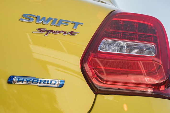 Đằng sau, Suzuki Swift 2024 dự kiến sẽ được bổ sung đèn hậu mới và đèn phản quang chuyển xuống vị trí thấp hơn trên cản sau. Ngoài ra, Swift 2024 dự kiến sẽ tiếp tục có cả phiên bản Sport với thiết kế thể thao hơn.