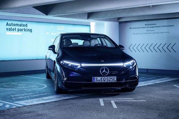 Hệ thống lái tự động của Mercedes-Benz và Bosch mới đây đã được Cơ quan Vận tải Cơ giới Liên bang Đức (KBA) cấp phép sử dụng tại bãi đỗ xe P6 của sân bay Stuttgart ở Đức. Tính đến thời điểm hiện tại, đây là hệ thống đỗ xe không người lái đầu tiên trên thế giới đạt được tiêu chuẩn SAE Level 4 được cấp phép sử dụng nơi công cộng.