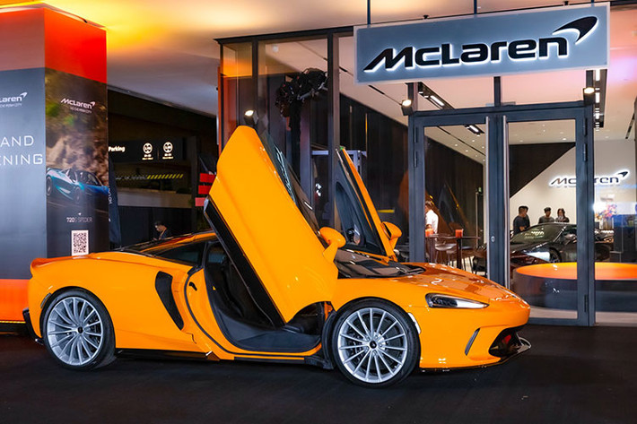 Chiếc McLaren GT chính hãng được trưng bày tại đại lý sở hữu màu sơn ngoại thất cam, mâm đa chấu 20 inch và cùm phanh màu đen. Là mẫu xe thể thao được chế tạo với mục đích có thể sử dụng hàng ngày, thiết kế của McLaren GT có phần "hiền" hơn những mẫu xe khác trong dải sản phẩm của hãng xe Anh quốc.