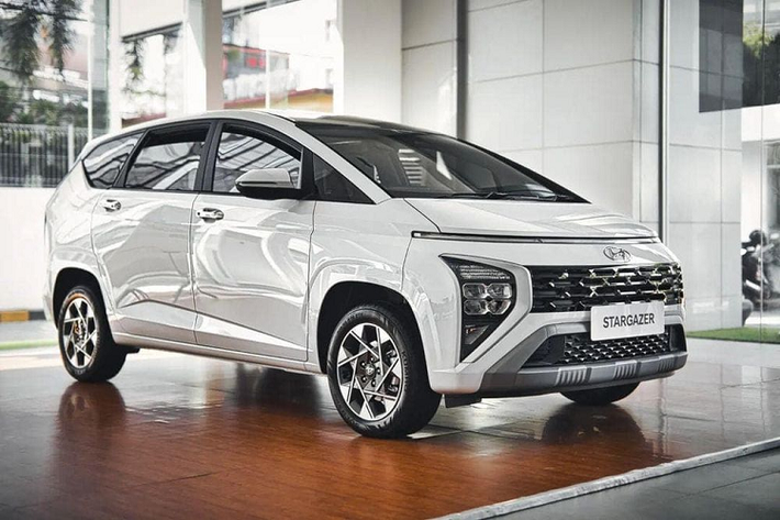 Theo thông tin từ đại lý, mẫu MPV Hyundai Stargazer 2023 mới sẽ chính thức ra mắt tại Việt Nam vào giữa tháng 10, ngày giờ cụ thể chưa được xác nhận. Một tư vấn viên cho biết, xe có giá dự kiến khoảng hơ 600 triệu đồng, khách hàng muốn nhận xe sớm có thể đặt cọc từ bây giờ. Lô xe đầu tiên sẽ về hàng tại đại lý từ cuối tháng 11.