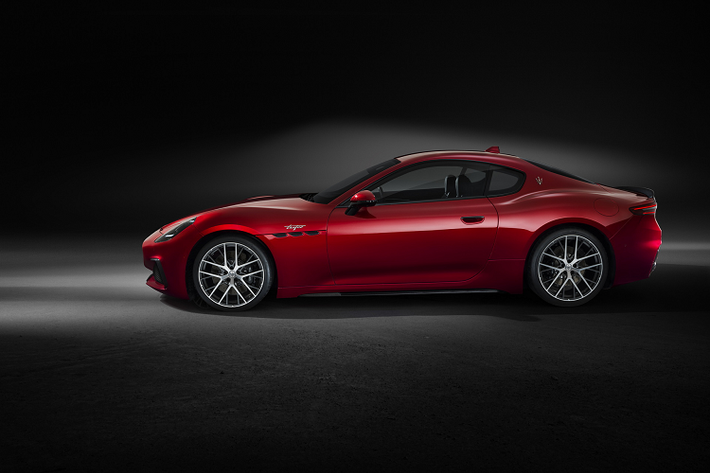 GranTurismo Trofeo tập trung vào hiệu suất có phiên bản động cơ V6 mạnh mẽ hơn, sản sinh công suất 550 mã lực và mô-men xoắn 650 Nm, đồng thời có bộ vi sai tự khóa điện tử. So với phần còn lại của dòng sản phẩm Maserati, động cơ này mạnh hơn mức 523 mã lực của Grecale Trofeo SUV nhưng ít hơn 621 mã lực (của siêu xe MC20). GranTurismo Trofeo tăng tốc từ 0 - 100 km/h trong 3,2 giây và có thể đạt tốc độ tối đa 320 km/h.