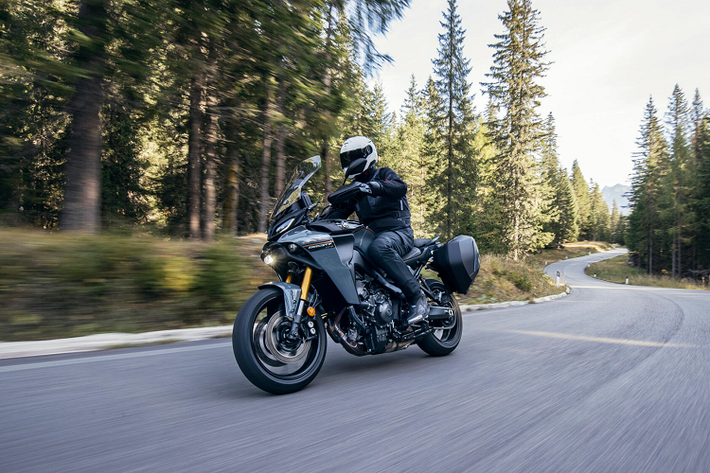 Hệ thống treo bán chủ động điều khiển điện tử của Yamaha Tracer 9 GT+ Sport 2023 cũng liên kết với hệ thống ACC. Bên cạnh đó, ACC còn hỗ trợ và điều tiết lực phanh trước/sau đồng thời điều chỉnh giảm xóc để đảm bảo sự ổn định của khung xe.