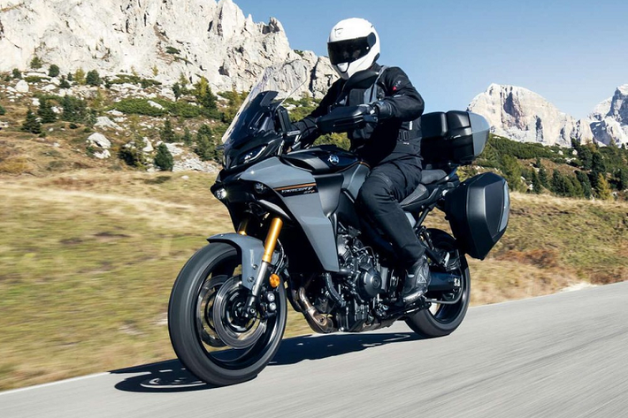 Mới đây, hãng xe máy đình đám Nhật Bản đã chính thức vén màn mẫu môtô Yamaha Tracer 9 GT+ Sport 2023 mới. Dự kiến xe sẽ được bày bán trên thị trường quốc tế vào năm sau, mẫu xe Sport Touring này có những nâng cấp đáng chú ý về mặt trang bị.