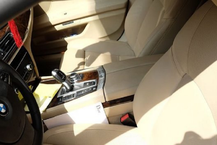 Nội thất chiếc BMW này có gỗ tự nhiên ốp, da bọc toàn bộ nội thất và màn hình giải trí cũng như quản lý thông tin, camera hành trình…Nội thất của xe được trang bị dàn âm thanh hi-end tới từ thương hiệu loa Bang & Olufsen nổi tiếng.