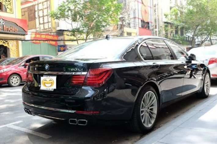 Nội thất đằng sau xe cực sang trọng với 2 màn hình giải trí cỡ lớn độc lập gắn ở lưng ghế trước, cả bàn làm việc gắn ở lưng ghế. Mức giá xe BMW 760 li 2012 chào bán 3,1 tỷ đồng sau 10 năm, như vậy chủ xe sẽ bị khấu hao mất khoảng gần 4 tỷ đồng.