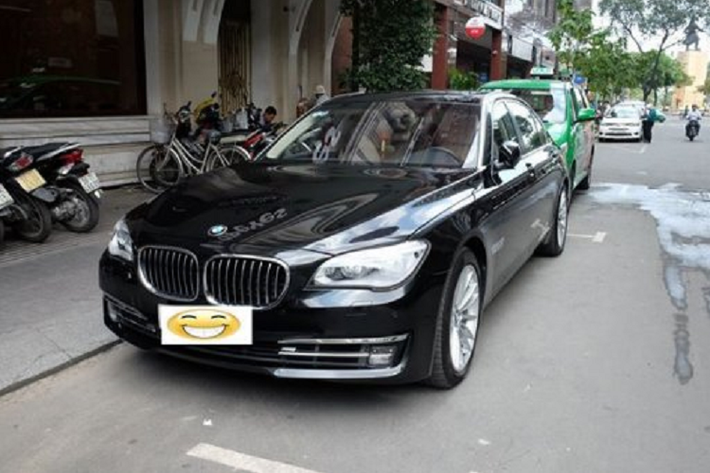 Đằng sau xe có 4 ống xả mạ chrome hình chữ nhật đặc trưng của dòng xe này, phía trên có đường ốp mạ chrome và bộ vành xe đa chấu tuyệt đẹp. Ở các khung cửa xe có nẹt ốp mạ chrome và cánh gió phía sau xe.