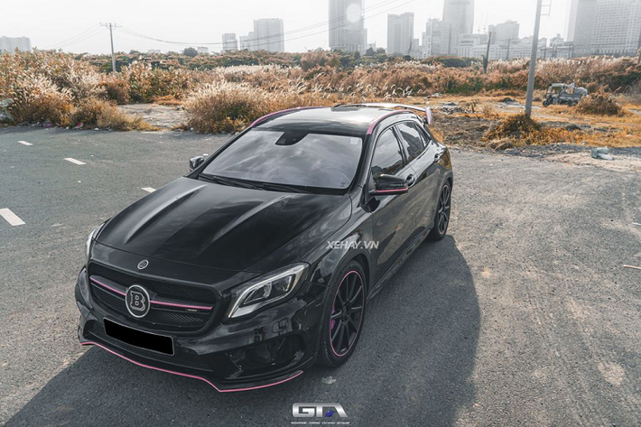 Số lượng Mercedes-AMG GLA 45 tại Việt Nam khá hiếm, vì thế chủ nhân của chiếc SUV thể thao này đã quyết định chi mạnh tay để nâng cấp xế với gói độ Brabus 700. Nhờ đó, ngoại hình của Mercedes GLA45 đã trở nên mạnh mẽ và cơ bắp hơn.