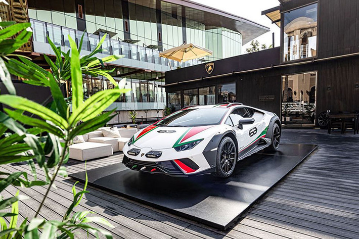 Dự kiến, siêu xe chạy địa hình của Lamborghini sẽ bắt đầu được giao cho khách hàng vào tháng 2 năm sau. Hiện giá xe Lamborghini Huracan Sterrato chưa được công bố.