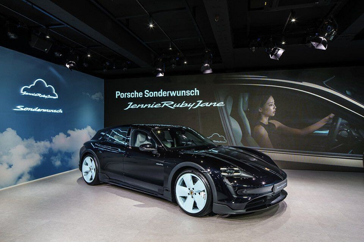 Chiếc Porsche Taycan 4S Cross Turismo của Jennie được ra đời tại bộ phận Sonderwunsch thuộc trung tâm Porsche Exclusive Manufaktur ở Stuttgart-Zuffenhausen, Đức. Trong quá trình thiết kế chiếc Porsche Taycan 4S Cross Turismo, Jennie đã chọn biểu tượng đám mây làm điểm nhấn.