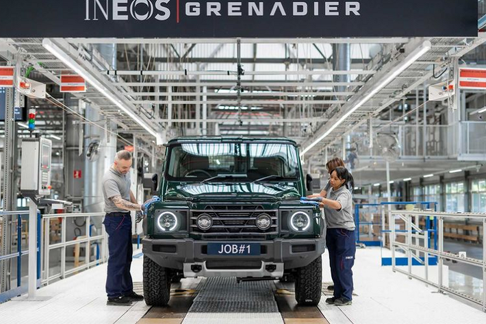 Ineos Grenadier 2023 mới hiện đang được hoàn thiện tại nhà máy Ineos đặt tại Hambach, Pháp và sẵn sàng bàn giao tới tay khách hàng vào tháng 12 năm nay. Hãng xe cho biết những khó khăn trong vấn đề cung ứng linh kiện có thể khiến doanh số mẫu xe này có thể thấp hơn kỳ vọng