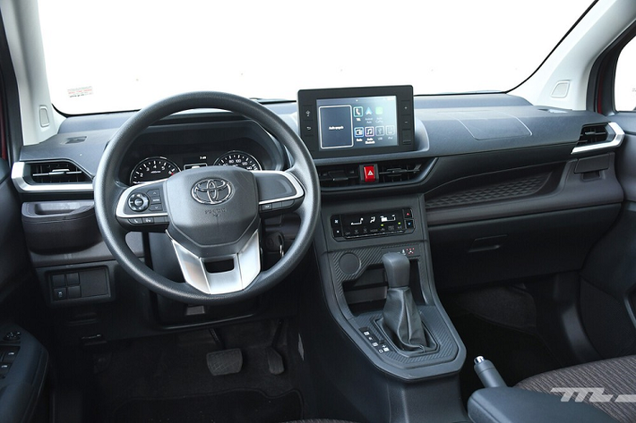 Bên trong Toyota Avanza 2022 ở thị trường Mexico là nội thất bọc nỉ và có nhiều chi tiết ốp nhựa. Mặt táp-lô của xe được phối 2 màu nâu trầm và đen. Vô lăng chỉ có thể chỉnh độ cao và tích hợp phím chức năng ở chấu bên trái. Trong khi đó, ghế lái của xe không chỉnh được vị trí.