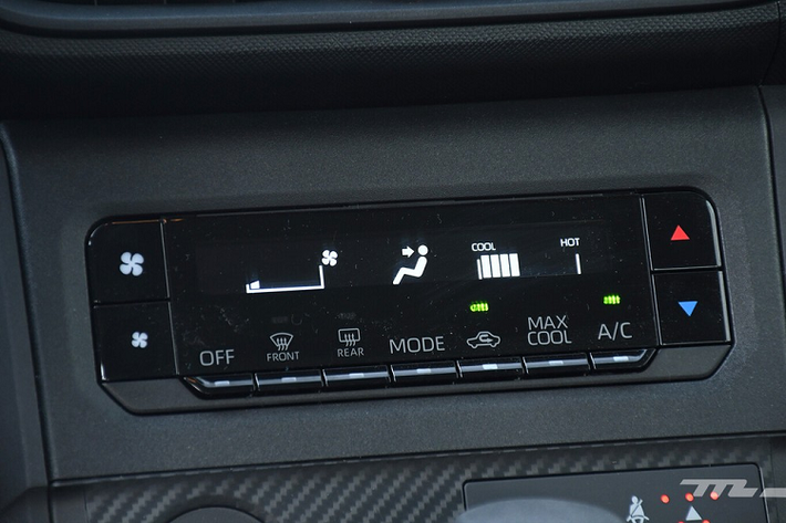 Tương tự xe ở thị trường Việt Nam, Toyota Avanza 2022 dành cho Mexico cũng được trang bị nội thất 7 chỗ ngồi. Trong đó, hàng ghế giữa có thể trượt lên/xuống để tăng khoảng duỗi chân cho hành khách khi không có ai ngồi phía sau. Ngoài ra, hàng ghế giữa còn có chế độ Sofa Mode, tức là ngả phẳng xuống sàn để người dùng nằm nghỉ.