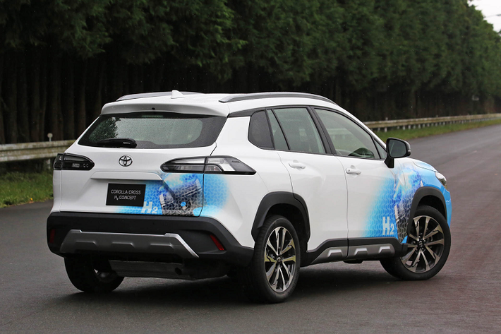 Mẫu xe SUV Toyota Corolla Cross bản hydro nền tảng là khối động cơ 3 xy-lanh, 1.6L sử dụng trên phiên bản xe đua tốc độ Toyota GR Corolla nhưng nay được cải tiến với công nghệ phun Hydro áp suất cao trực tiếp lấy từ mảng xe đua.
