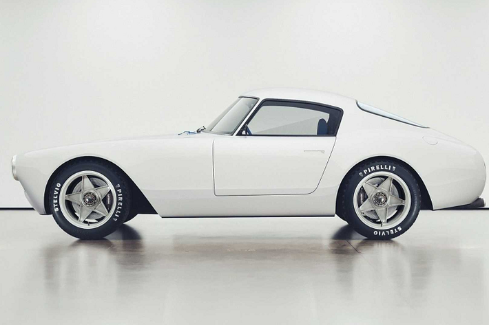 Ferrari 250 GT Berlinetta SWB được ra mắt lần đầu tại Paris Motor Show 1959 dưới dạng coupe với đèn pha nổi bật, mũi dài và mui rộng.