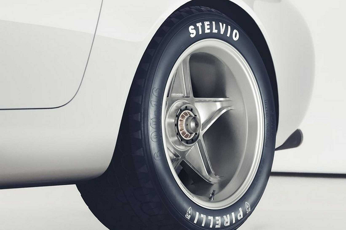 Đèn pha của xe sử dụng đèn LED để chiếu sáng. Tương tự như những chiếc Ferrari cổ điển, xe còn có một dây đeo bằng da giữ mui xe gần kính chắn gió. Cửa sổ phía sau là polycarbonate như một biện pháp tiết kiệm trọng lượng thay vì sử dụng kính.