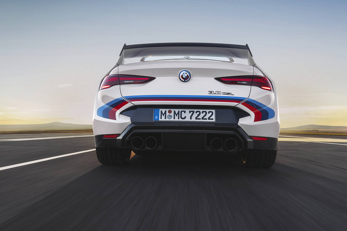 Đường gấp khúc Hofmeister được thiết kế rõ ràng hơn, bổ sung logo BMW nổi bật. Màu sơn thân xe với tông trắng Alpine White cùng họa tiết sọc BMW M đều được sơn bằng tay tổng cộng 22 bộ phận riêng lẻ, nhằm tái hiện chính xác nhất tinh thần của chiếc xe đua trong quá khứ.