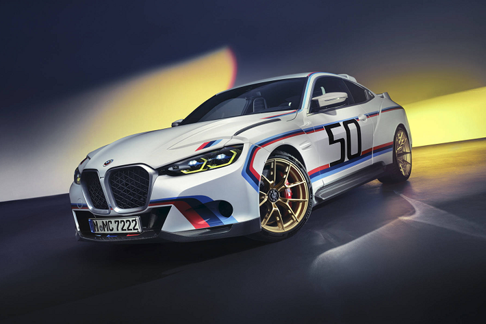 Nội thất của BMW 3.0 CSL 2023 tương tự nguyên mẫu M4 nhưng được bổ sung ghế thể thao M Performance carbon bọc Alcantara màu đen, dây an toàn M, trần bọc anthracite và nhiều điểm nhấn tương phản. Hàng ghế sau được loại bỏ, thay vào đó là vị trí cố định cặp nón bảo hiểm khi không sử dụng.