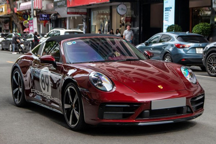Phiên bản xe thể thao mui trần giới hạn 992 chiếc trên toàn thế giới như Porsche 911 Targa 4S Heritage Design được trang bị động cơ boxer 6 xy-lanh tăng áp kép sản sinh công suất 444 mã lực.