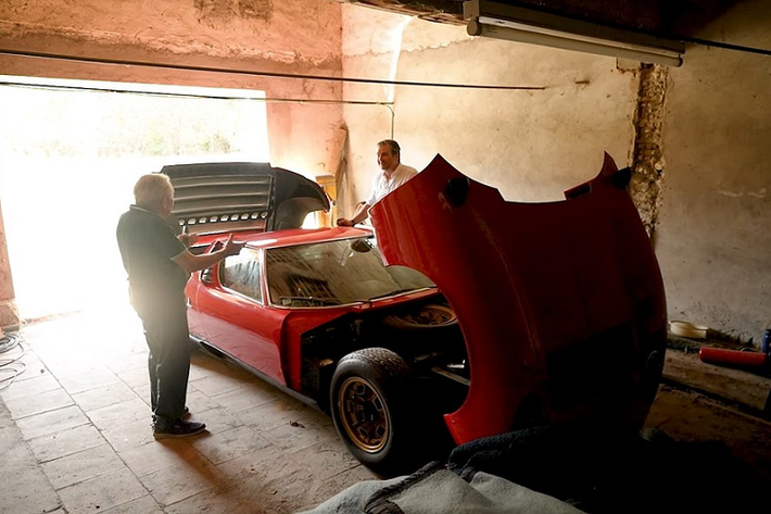 Giải thích về quyết định rao bán Lamborghini Miura, chủ sở hữu cho rằng mình đã quá già để tận hưởng một chiếc siêu xe mạnh mẽ và thuần túy như thế này. "Sở hữu một chiếc xe có tốc độ lên đến 150 dặm/h (241 km/h) không còn phù hợp với tôi nữa", chủ xe nói.