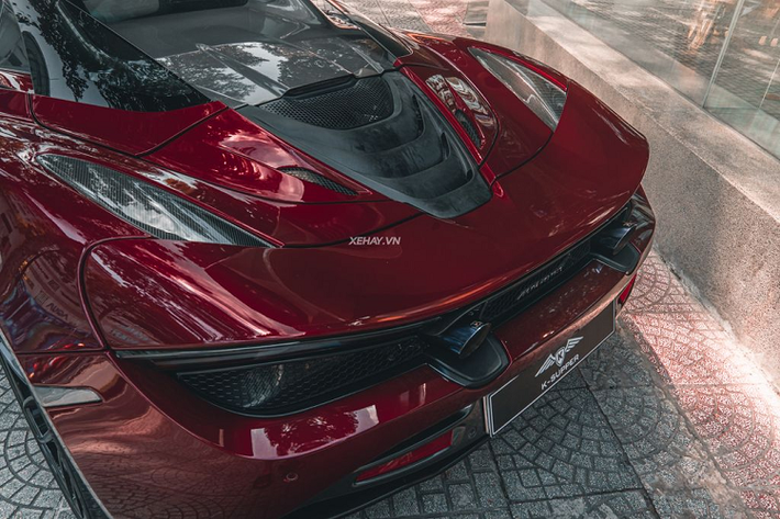 Đi kèm hộp số tự động tuần tự 7 cấp, 720S Spider có khả năng tăng tốc 0-100 km/h trong 2,9 giây, 0-200 km/h trong 7,9 giây. Mức giá xe McLaren 720S Spider khi mới về nước khoảng hơn 23 tỷ đồng.